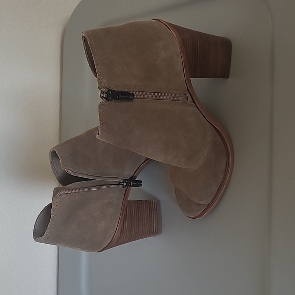 Vince Camuto Taupe Suede Block Heel Open-Toe Bootie Size 7.5 - Picture 4 of 8